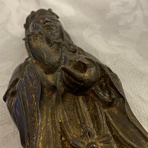 Een Chinese bronzen figuur van een hoogwaardigheidsbekleder, Ming — foto 10