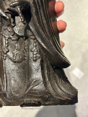 Een Chinese bronzen figuur van een staande Guanyin, Ming — foto 5