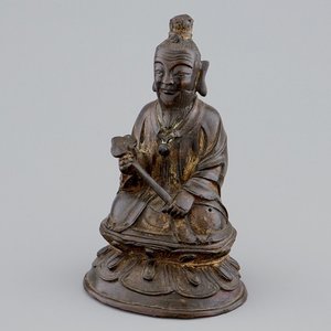 Een Chinese bronzen figuur van een wijze met scepter, Ming Dynastie — foto 1