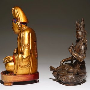 Een Chinese bronzen figuur van Groene Tara en een verguld houten Guanyin, 19e eeuw — foto 3