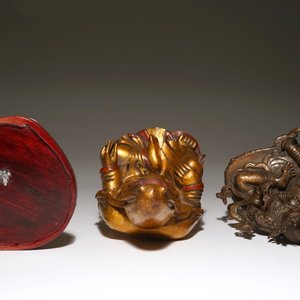 Een Chinese bronzen figuur van Groene Tara en een verguld houten Guanyin, 19e eeuw — foto 6