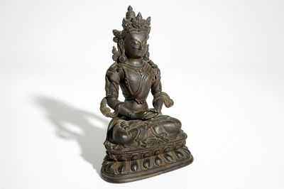 Een Chinese bronzen figuur van Groene Tara, (Syamatara), Ming