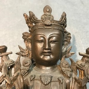 Een Chinese bronzen figuur van Guanyin, Ming — foto 16