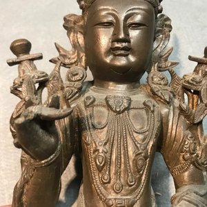 Een Chinese bronzen figuur van Guanyin, Ming — foto 17