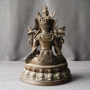Een Chinese bronzen figuur van Guanyin, Ming — foto 26
