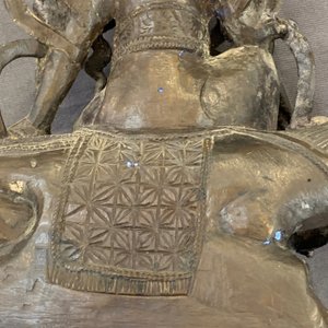 Een Chinese bronzen figuur van Guanyin op een kylin, Ming — foto 11