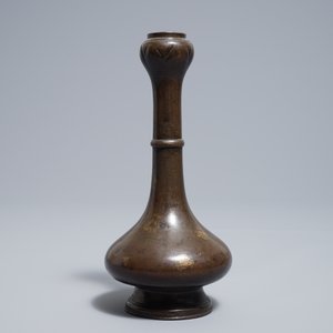 Een Chinese bronzen flesvormige vaas met goudspatten, Ming — foto 2