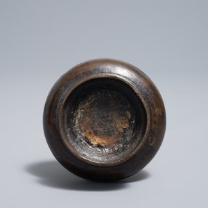 Een Chinese bronzen flesvormige vaas met goudspatten, Ming — foto 5