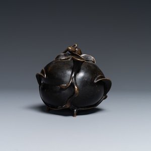 Een Chinese bronzen gedekselde wierookbrander in de vorm van een perzik, Qing — foto 3
