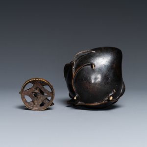 Een Chinese bronzen gedekselde wierookbrander in de vorm van een perzik, Qing — foto 7