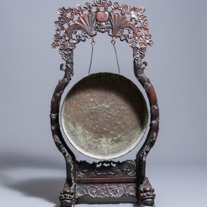 Een Chinese bronzen gong in gesculpteerde houten standaard, 19e eeuw — foto 4