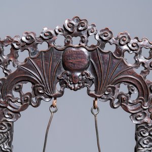 Een Chinese bronzen gong in gesculpteerde houten standaard, 19e eeuw — foto 8