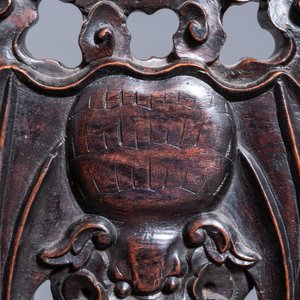Een Chinese bronzen gong in gesculpteerde houten standaard, 19e eeuw — foto 9