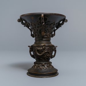 Een Chinese bronzen 'gu' vaas met reliëfdecor met inscriptie, 18/19e eeuw — foto 1