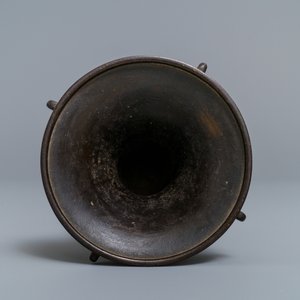 Een Chinese bronzen 'gu' vaas met reliëfdecor met inscriptie, 18/19e eeuw — foto 5