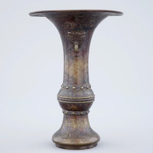 Een Chinese bronzen gu vaas met sporen van lak en vergulding, gemerkt, late Ming Dynastie — foto 2