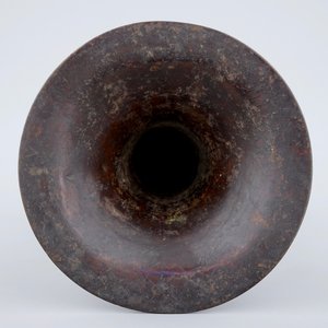 Een Chinese bronzen gu vaas met sporen van lak en vergulding, gemerkt, late Ming Dynastie — foto 4