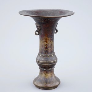 Een Chinese bronzen gu vaas met sporen van lak en vergulding, gemerkt, late Ming Dynastie — foto 6