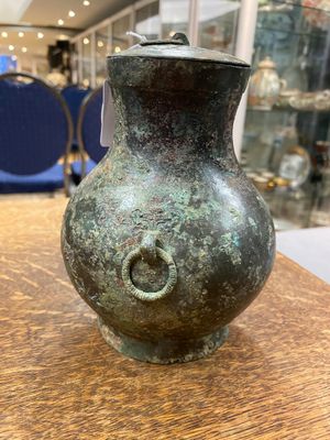 Een Chinese bronzen 'hu' vaas met deksel, Han — foto 2