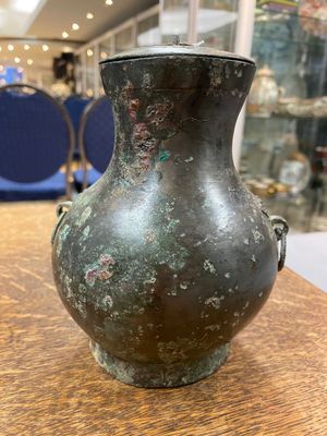 Een Chinese bronzen 'hu' vaas met deksel, Han — foto 3