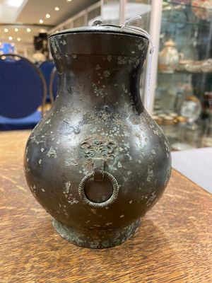 Een Chinese bronzen 'hu' vaas met deksel, Han — foto 4
