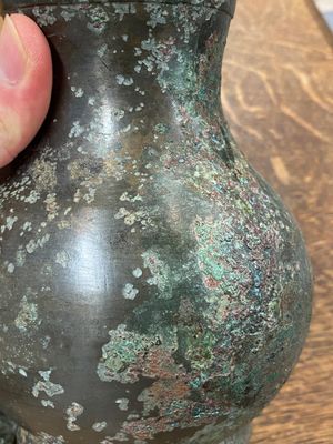 Een Chinese bronzen 'hu' vaas met deksel, Han — foto 10