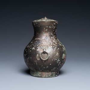 Een Chinese bronzen 'hu' vaas met deksel, Han — foto 2
