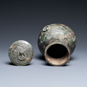 Een Chinese bronzen 'hu' vaas met deksel, Han — foto 5