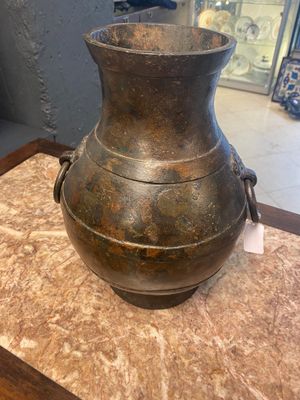 Een Chinese bronzen 'hu' vaas met Han-stijl taotie handgrepen op houten sokkel, Ming — foto 1