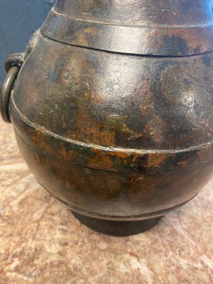 Een Chinese bronzen 'hu' vaas met Han-stijl taotie handgrepen op houten sokkel, Ming — foto 2
