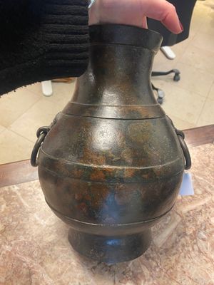 Een Chinese bronzen 'hu' vaas met Han-stijl taotie handgrepen op houten sokkel, Ming — foto 4