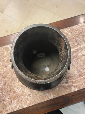 Een Chinese bronzen 'hu' vaas met Han-stijl taotie handgrepen op houten sokkel, Ming — foto 5