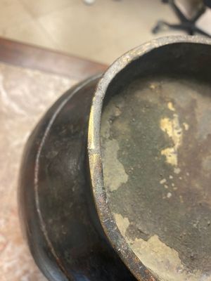 Een Chinese bronzen 'hu' vaas met Han-stijl taotie handgrepen op houten sokkel, Ming — foto 7