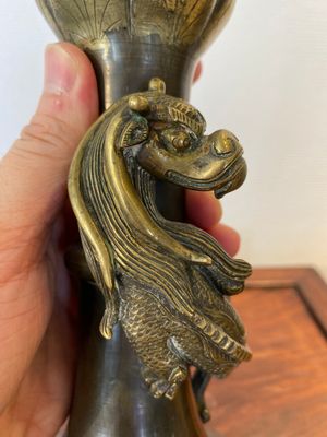 Een Chinese bronzen 'hu' vaas met knoflookhals, Qianlong merk en wellicht periode — foto 5