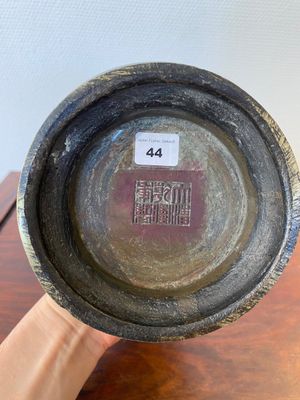 Een Chinese bronzen 'hu' vaas met knoflookhals, Qianlong merk en wellicht periode — foto 6
