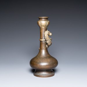 Een Chinese bronzen 'hu' vaas met knoflookhals, Qianlong merk en wellicht periode — foto 2