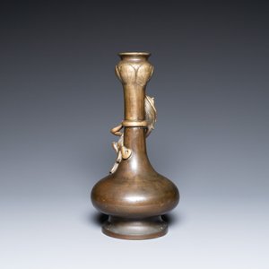 Een Chinese bronzen 'hu' vaas met knoflookhals, Qianlong merk en wellicht periode — foto 3
