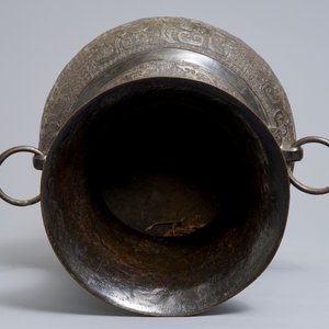 Een Chinese bronzen hu vaas met reliëfdecor, 17/18e eeuw — foto 6