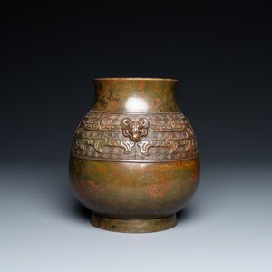 Een Chinese bronzen 'hu' vaas met taotie maskers, inscriptie op de basis, 18/19e eeuw — foto 2