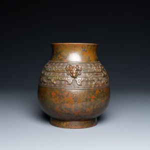 Een Chinese bronzen 'hu' vaas met taotie maskers, inscriptie op de basis, 18/19e eeuw — foto 4
