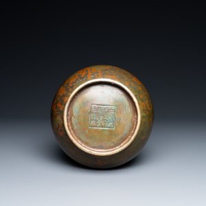 Een Chinese bronzen 'hu' vaas met taotie maskers, inscriptie op de basis, 18/19e eeuw — foto 8