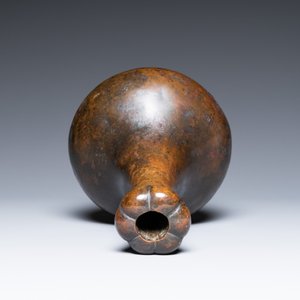 Een Chinese bronzen 'hu' wijnkan met knoflookhals, Oostelijke Zhou/Han — foto 5
