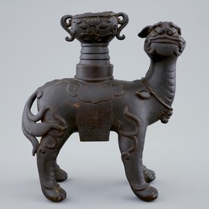 Een Chinese bronzen kandelaar in de vorm van een foo hond, 17/18e eeuw — foto 2