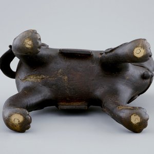 Een Chinese bronzen kandelaar in de vorm van een foo hond, 17/18e eeuw — foto 6