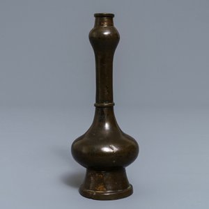 Een Chinese bronzen 'knoflook' vaas met goudspatten, Ming — foto 3