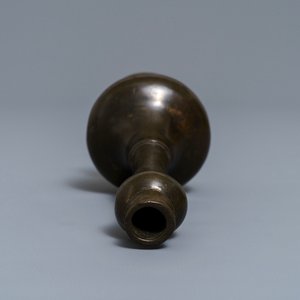 Een Chinese bronzen 'knoflook' vaas met goudspatten, Ming — foto 6