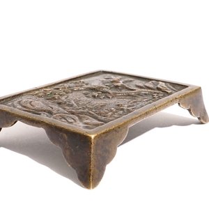 Een Chinese bronzen penselensteun met reliëfdecor, Ming — foto 1