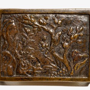 Een Chinese bronzen penselensteun met reliëfdecor, Ming — foto 2