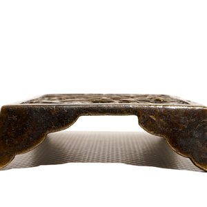 Een Chinese bronzen penselensteun met reliëfdecor, Ming — foto 3