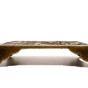 Een Chinese bronzen penselensteun met reliëfdecor, Ming — foto 4